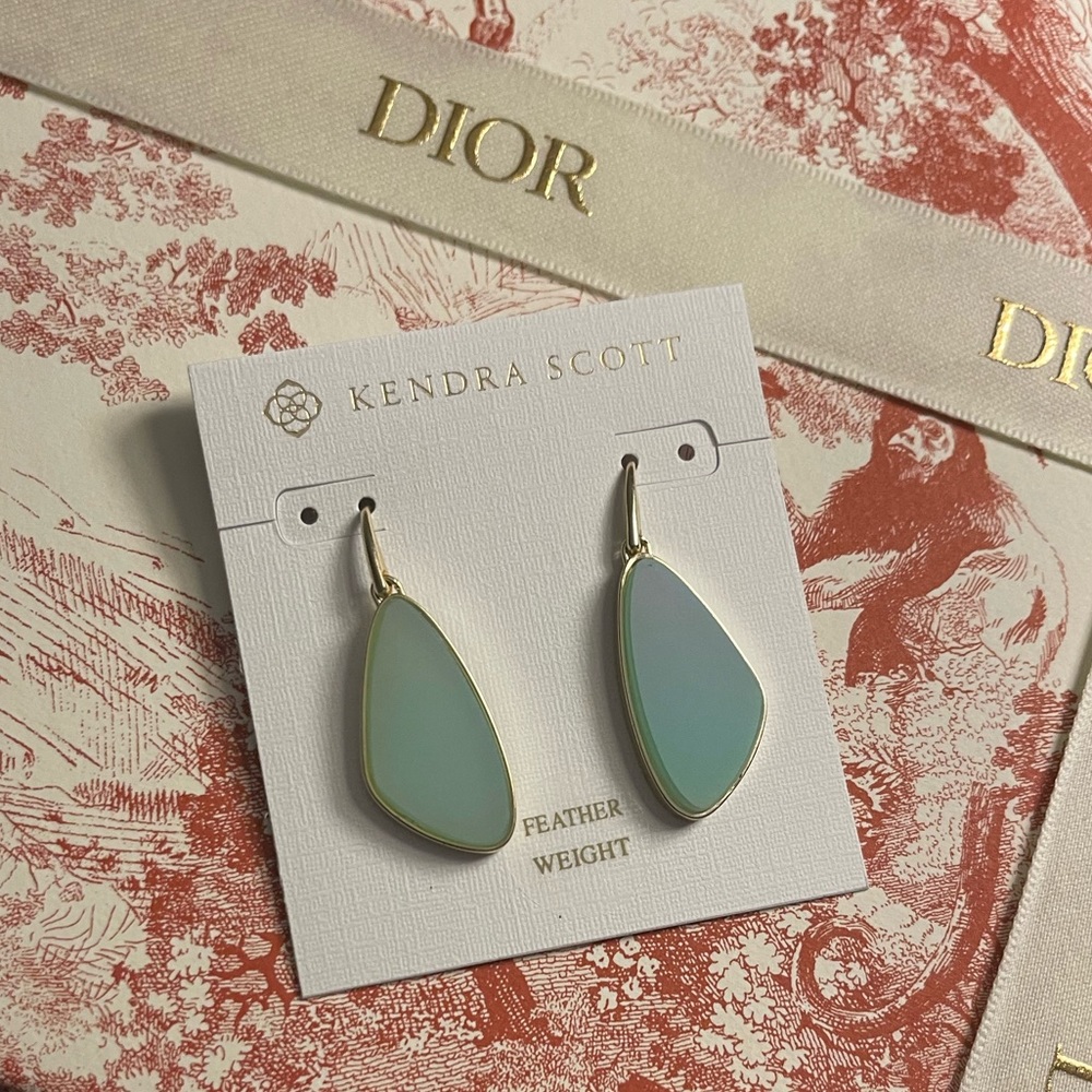 Beautiful Kendra Scott McKenna Small Drop Earrings in Mint - Picture 3 of 4